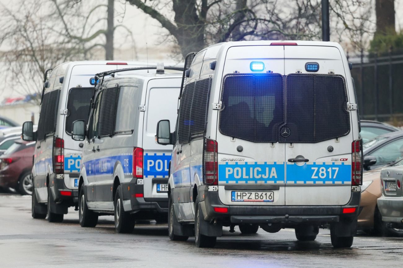 Napadli go, porwali i grozili. Wstrząsające wydarzenia w Osinowie Dolnym. 45-latek został napadnięty i porwany w Osinowie Dolnym. Napastnic uciekli, trwają poszukiwania policji.