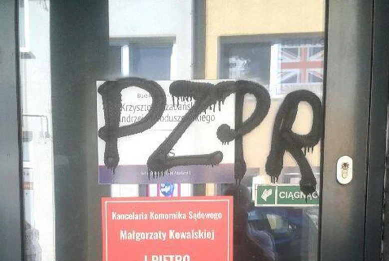 Elżbieta Podleśna za napis "PZPR" na szybie biura posła PiS Krzysztofa Czabańskiego, usłyszała zarzut propagowania totalitaryzmu.