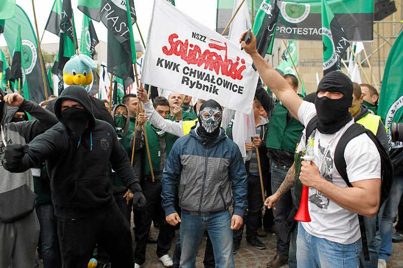 To nie kibole, to górnicy. Najpierw palą opony i zalewają Tuska świńską krwią, a potem wyciągają do niego ręce po pomoc