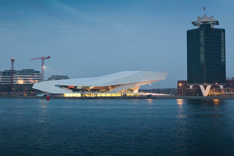 Widok na nowy budynek EYE Film Institute z południowego brzegu