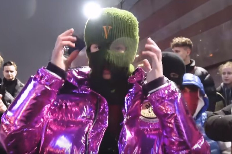 Youtuber pokazał, w co ubierają się nastolatkowie w Warszawie.