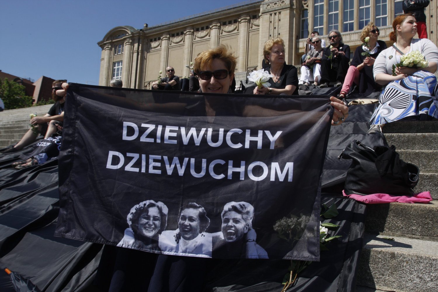 W tym momencie używanie takiego transparentu jest... nielegalne