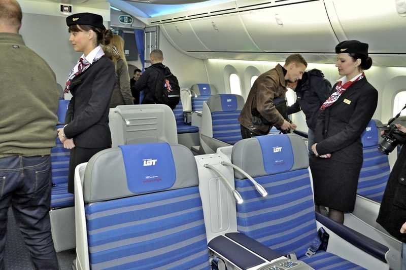 Stewardessa musi być zawsze miła. Nawet, jeśli pasażerowie doprowadzają ją do szału.