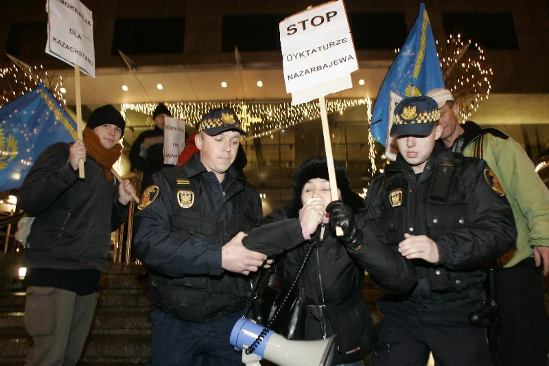 Balli Marzec podczas demonstracji w obronie praw człowieka w Kazachstanie