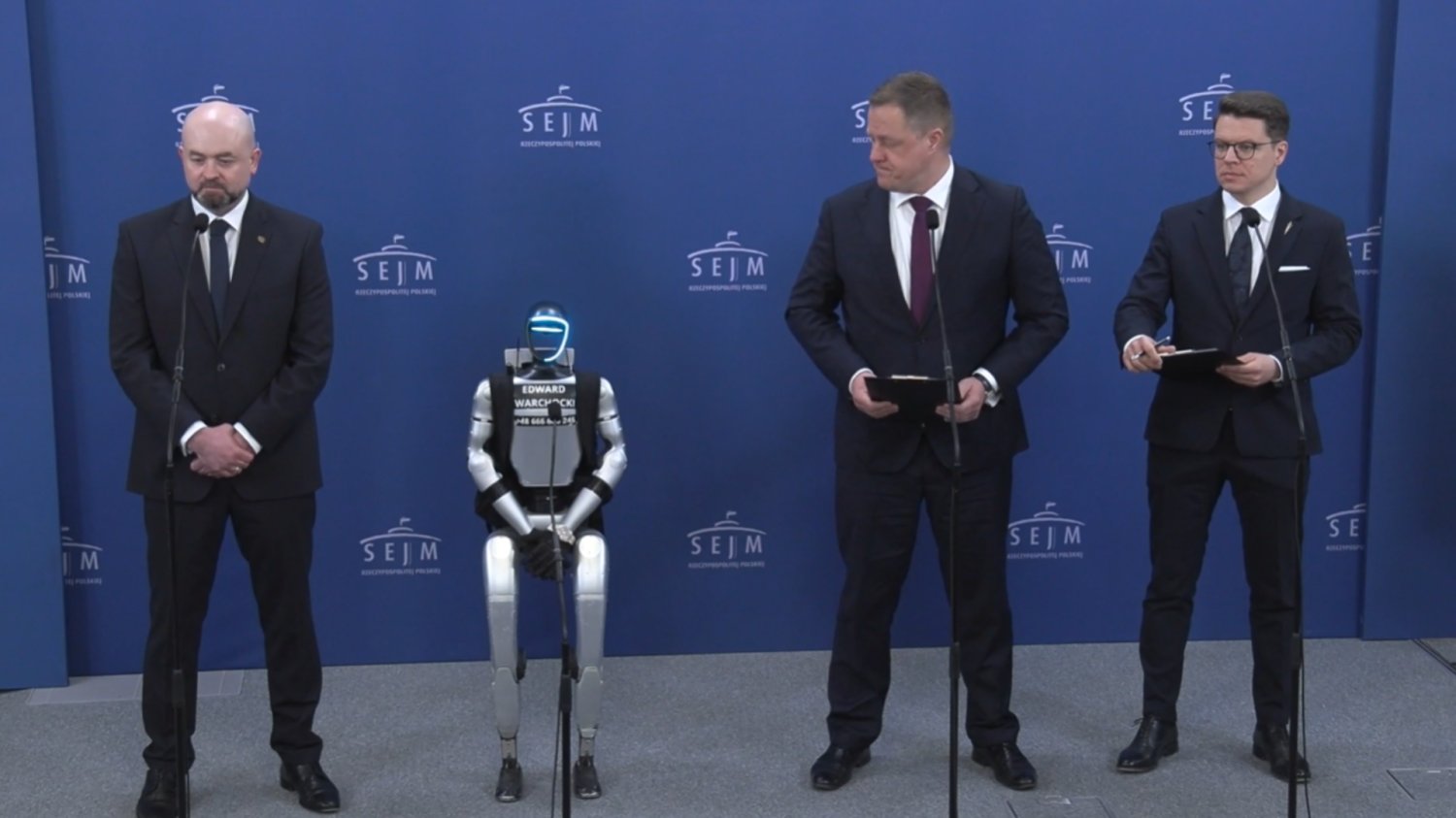 Robot-patostreamer bryluje w Sejmie. A mieliśmy walczyć z patologią w Internecie Robot-patostreamer bryluje w Sejmie. A mieliśmy walczyć z patologią w Internecie