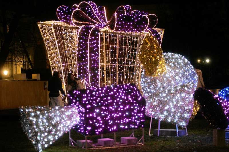 Próba świątecznej iluminacji Warszawy.