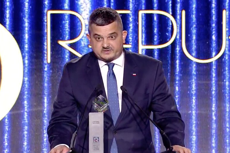 Szef Komitetu Wykonawczego PiS Krzysztof Sobolewski w imieniu prezesa Jarosława Kaczyńskiego odebrał nagrodę "Osobowość 5-lecia" na rocznicowej gali Telewizji Republika.