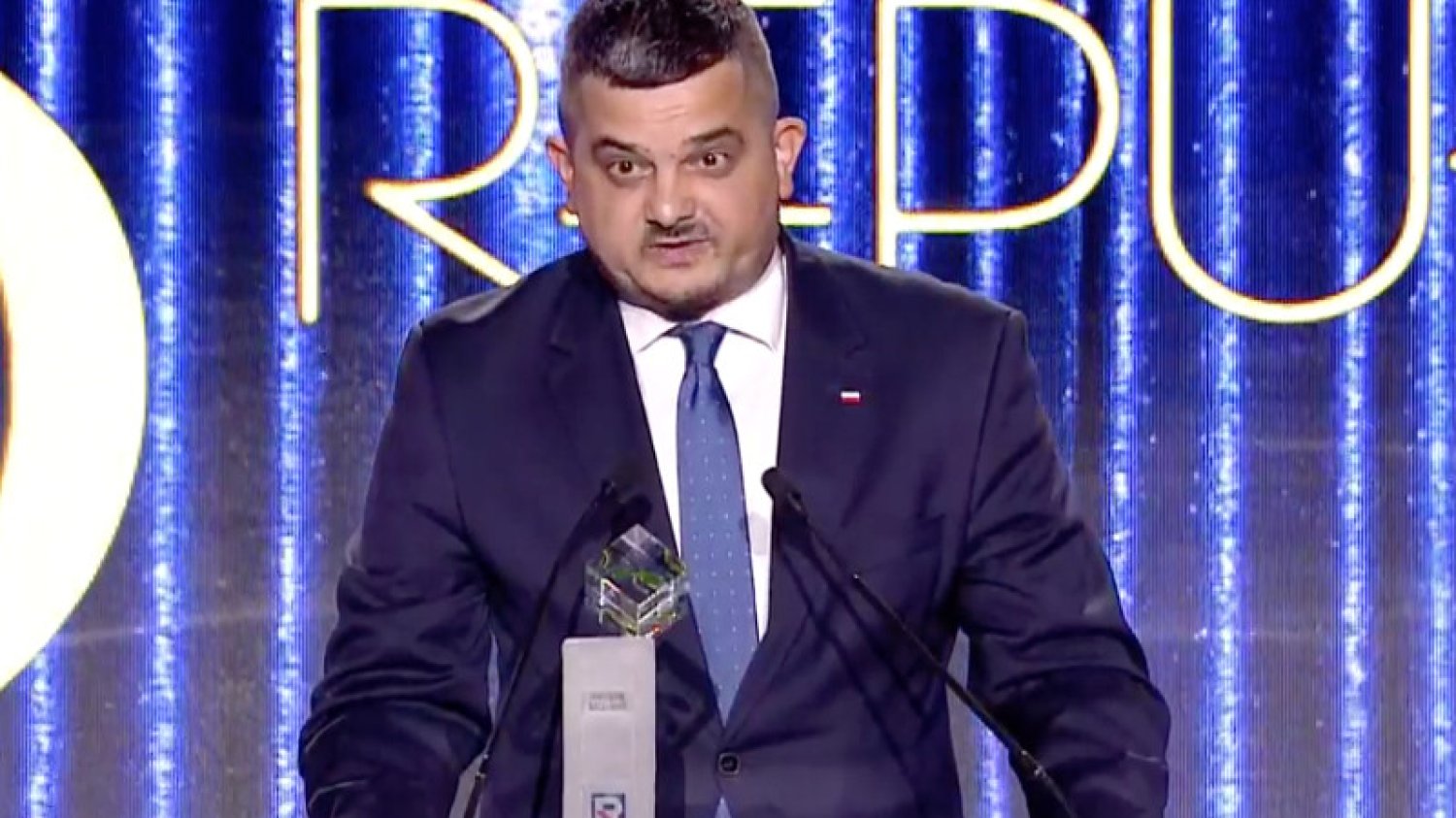 Szef Komitetu Wykonawczego PiS Krzysztof Sobolewski w imieniu prezesa Jarosława Kaczyńskiego odebrał nagrodę "Osobowość 5-lecia" na rocznicowej gali Telewizji Republika.