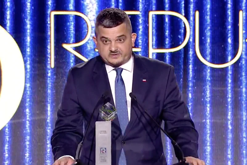 Szef Komitetu Wykonawczego PiS Krzysztof Sobolewski w imieniu prezesa Jarosława Kaczyńskiego odebrał nagrodę "Osobowość 5-lecia" na rocznicowej gali Telewizji Republika.