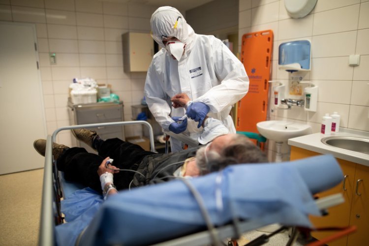 Jeśli dzienna liczba zakażeń przekroczy 40 tys. przypadków, rząd wróci do dyskusji nt. dalszych obostrzeń.