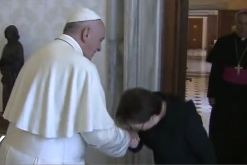 Premier Kopacz podczas wizyty w Watykanie ucałowała pierścień papieża Franciszka. Inni światowi przywódcy tego nie robią