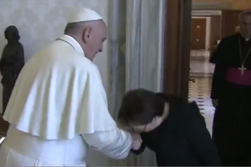 Premier Kopacz podczas wizyty w Watykanie ucałowała pierścień papieża Franciszka. Inni światowi przywódcy tego nie robią
