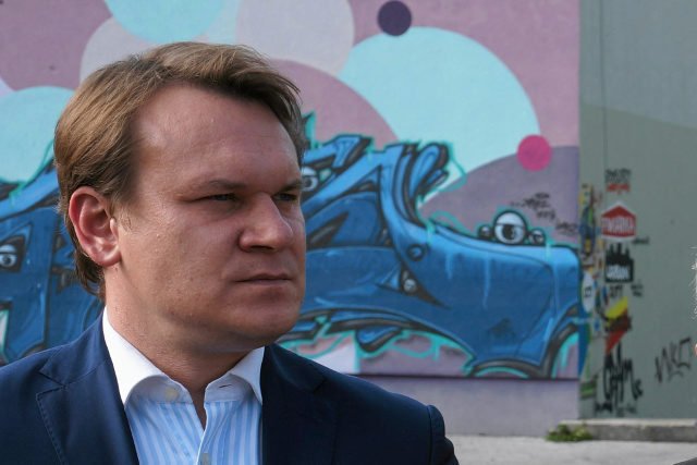 Poseł PiS Dominik Tarczyński na Twitterze uparcie przekonywał, że stwierdzenie, iż "szczekał w Sejmie" jest "fejkiem".