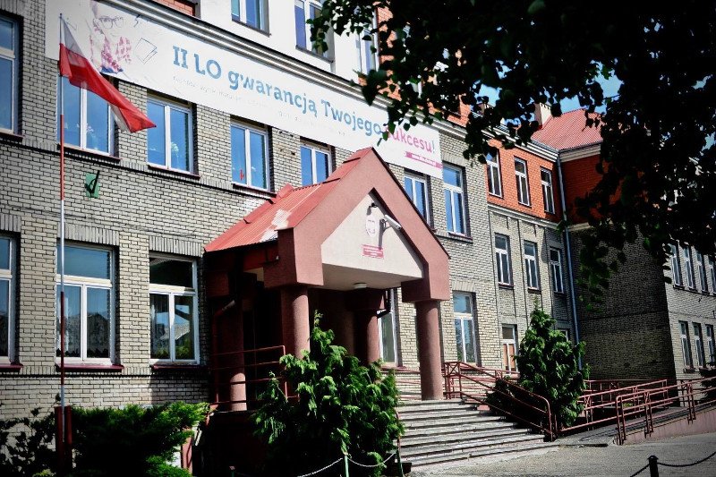 O II Liceum Ogólnokształcącym zrobiło się głośno z powodu rasistowskich uwag dwójki nauczycieli pod adresem czarnoskórego ucznia.