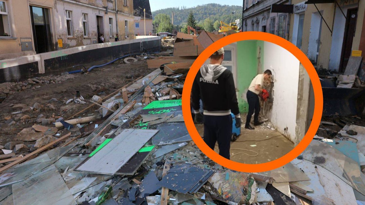 Morawiecki w lakierkach kuł ściany w zalanym domu w Głuchołazach