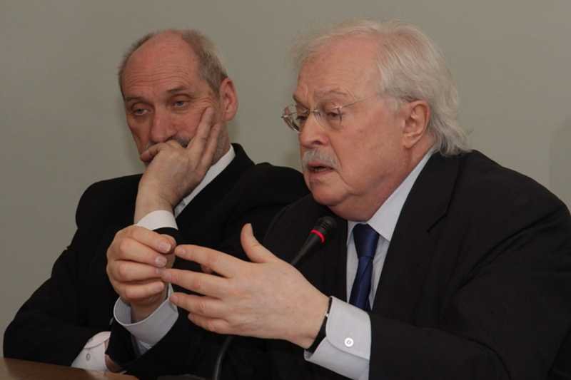 Dr Michael Baden, amerykański patolog oraz poseł PiS Antoni Macierewicz