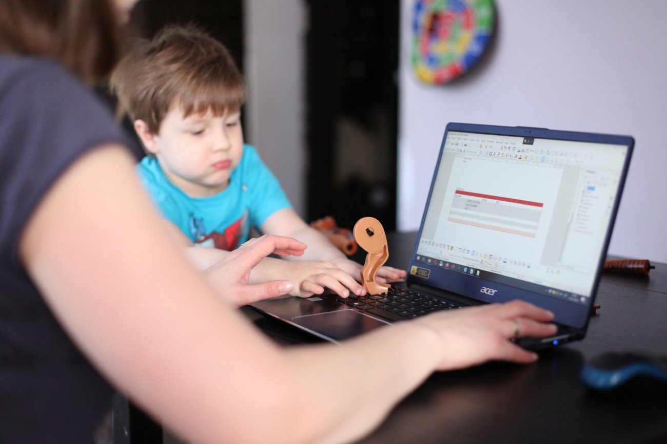 Dzieci na home office. Koszty opieki nad dziećmi zwalają z nóg