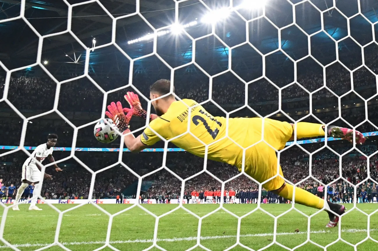 Bukayo Saka strzela ostatniego karnego w finale Euro 2020, broni Gianluigi Donnarumma