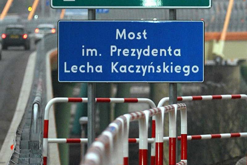 Tablica z mostu im. Lecha Kaczyńskiego zniknęła, jej założyciel Bogdan Dzakanowski dostał za to wezwanie na przesłuchanie