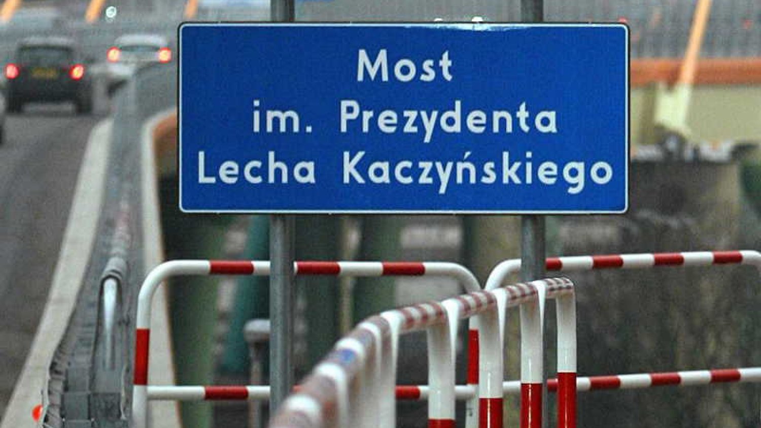 Tablica z mostu im. Lecha Kaczyńskiego zniknęła, jej założyciel Bogdan Dzakanowski dostał za to wezwanie na przesłuchanie