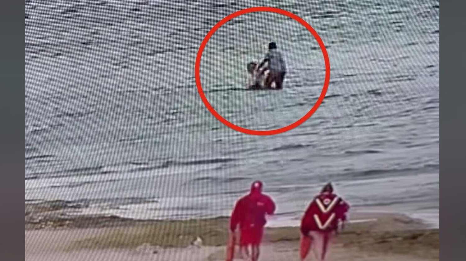 Na plaży w Międzyzdrojach dwóch mężczyzn będących pod wpływem alkoholu weszło do wody.