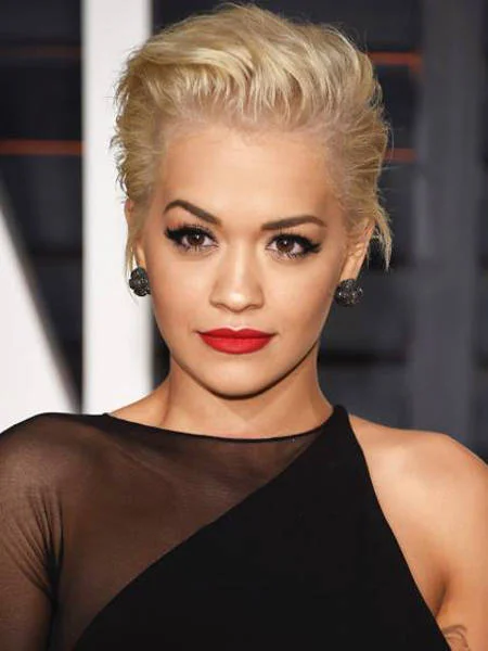 Rita Ora nosi takie uczesanie na krótkich włosach, ale na długich też wygląda ono świetnie