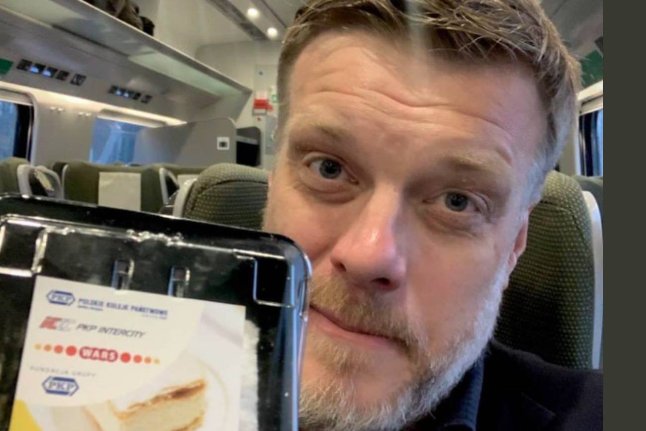 Zandberg dostał kremówkę w PKP. Skrytykował ekipę rządzącą
