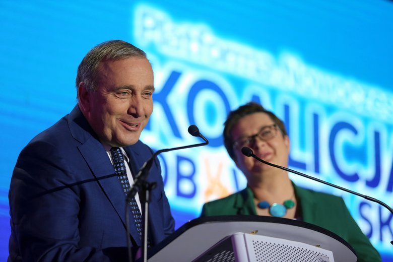 Grzegorz Schetyna ma powody do radości. PiS najwyraźniej dostało zadyszki i traci w sondażach.