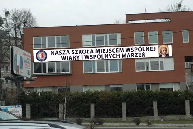 Gimnazjum Zespołu Szkół im. Jana de la Salle w Gdańsku, w którym miało dojść do "alkoholowych libacji" i żartów z podtekstem seksualnym.