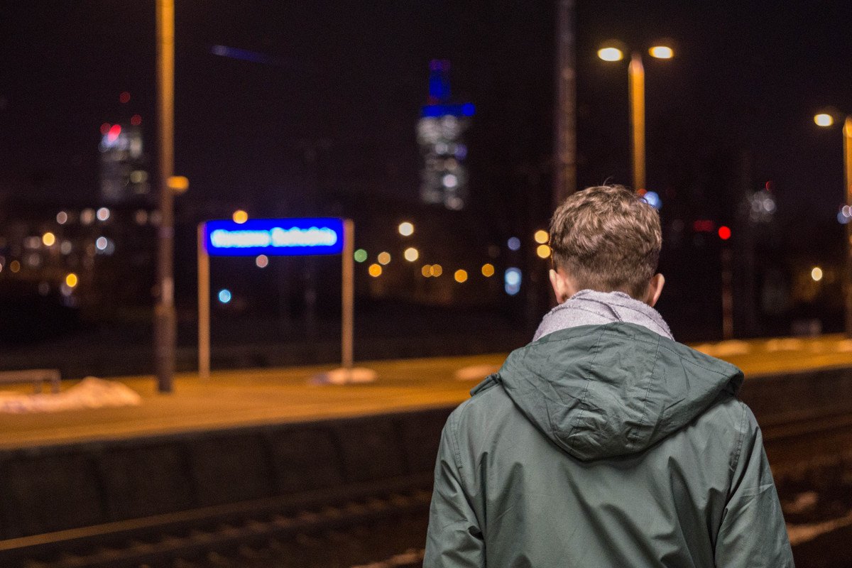 Jacek, jeden z bohaterów tekstu, na warszawskim Dworcu Zachodnim.