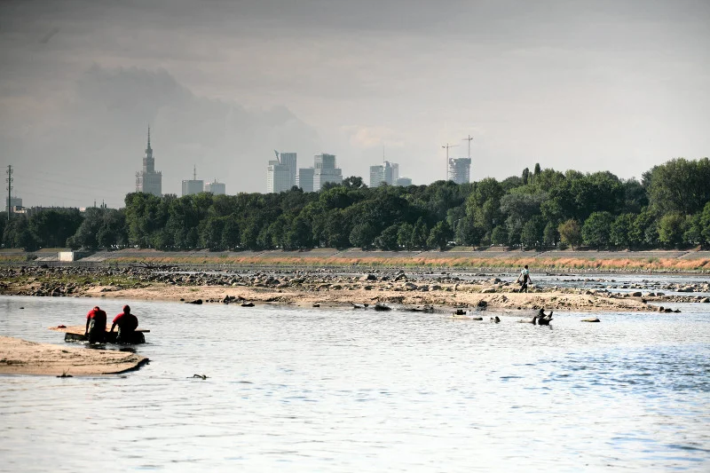 03.09.2015 Warszawa , Wybrzeże Puckie. Miejsce pracy archeologów, którzy korzystając z niskiego stanu wody wydobywają XVII wieczne artefakty.