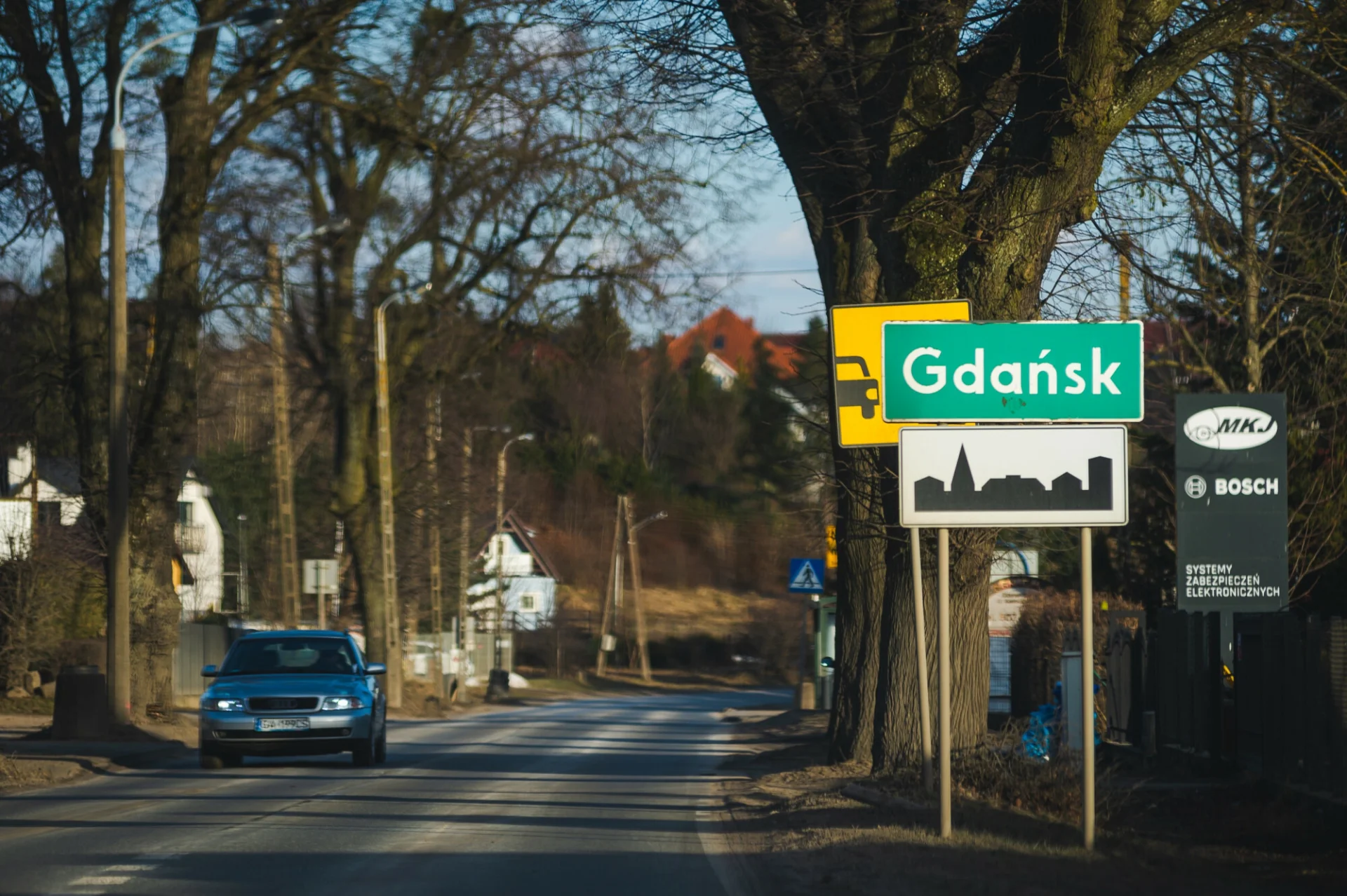 Znak D-42 oznacza początek terenu zabudowanego.