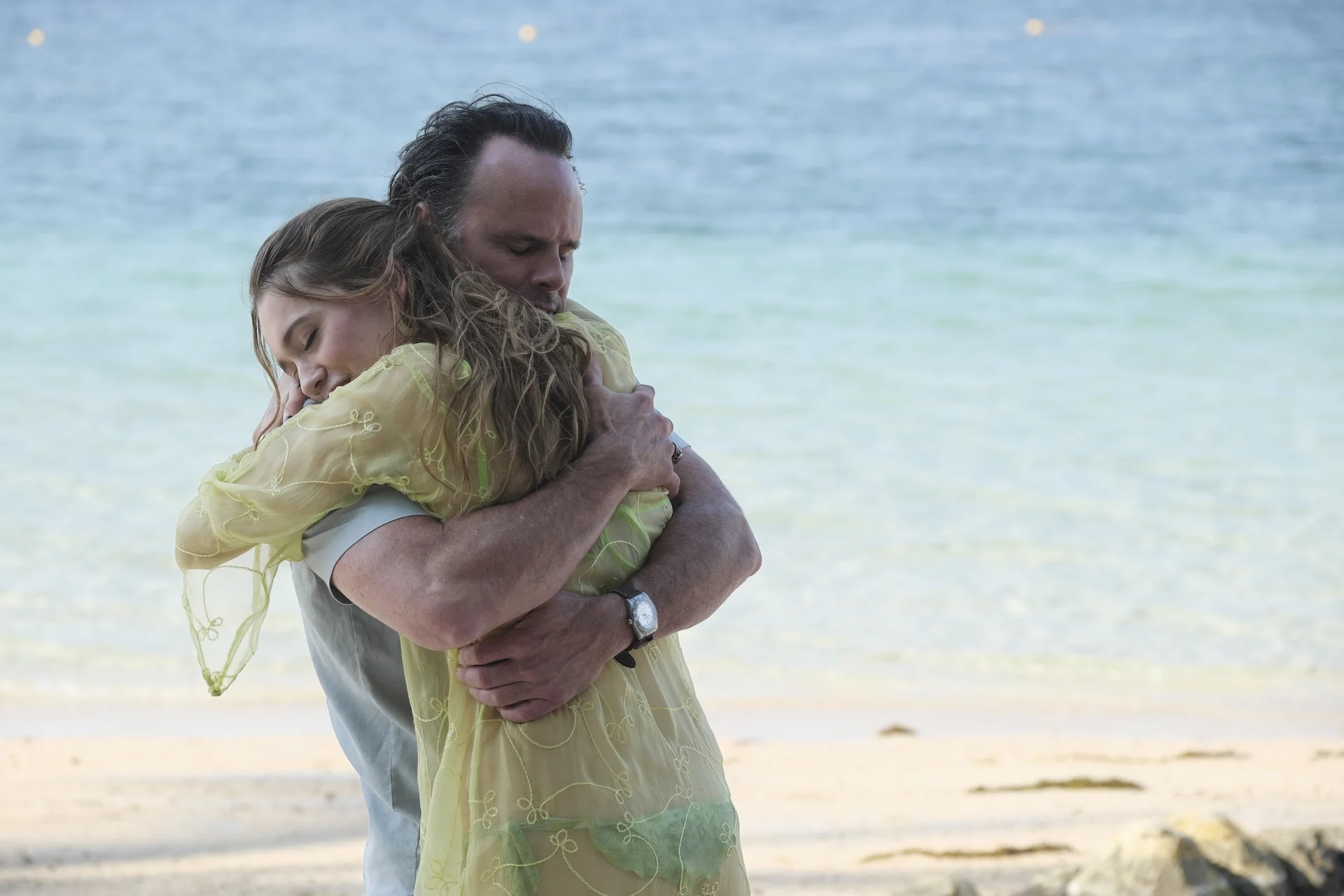 Aimee Lou Wood i Walton Goggins w serialu "Biały Lotos"