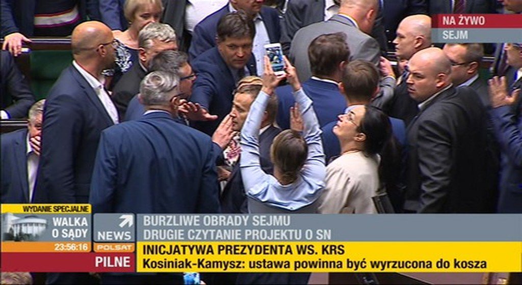 To była gorąca noc w Sejmie i poza nim.