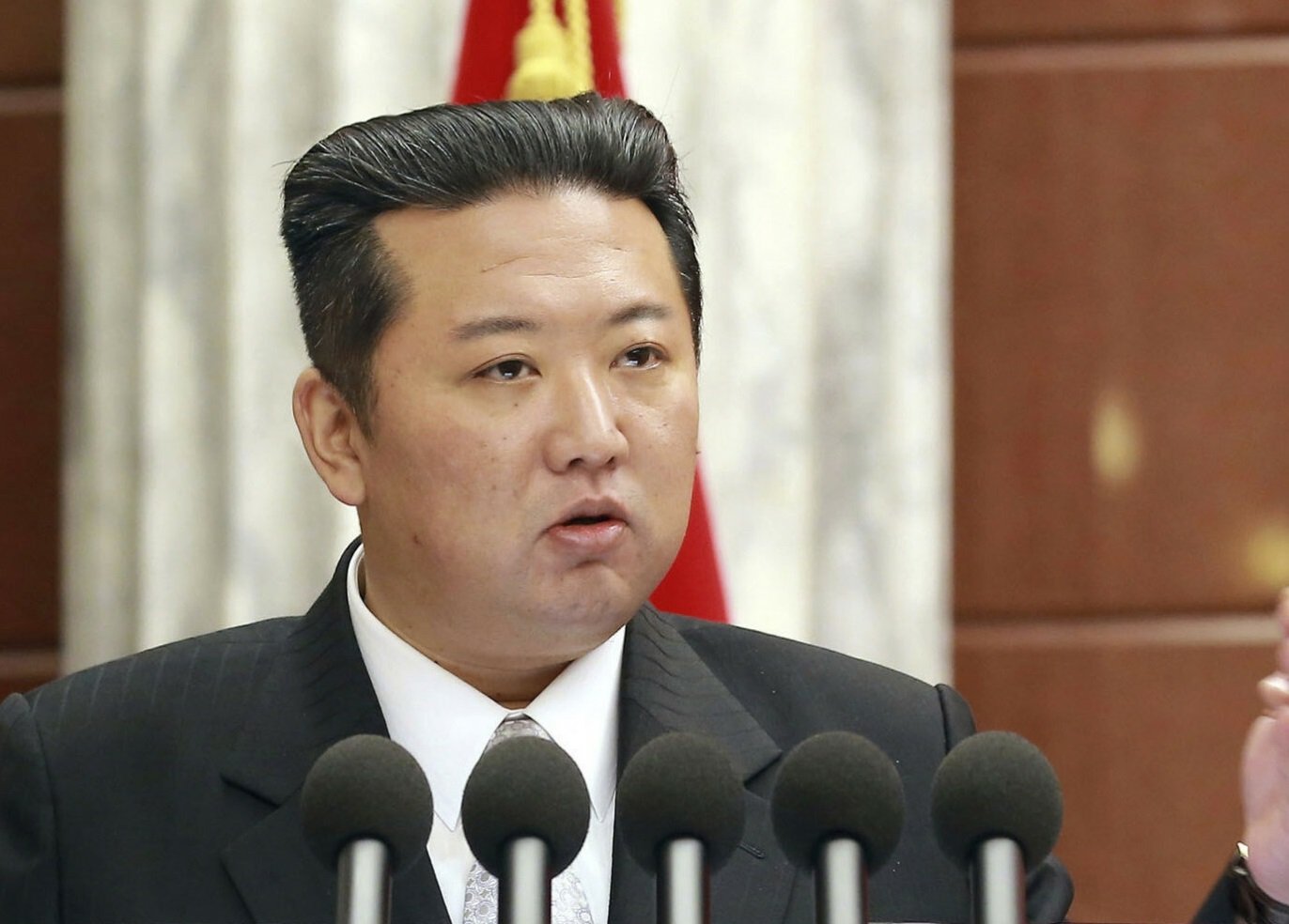 Na zdjęciach z 28 grudnia widać, że Kim Dzong Un znowu stracił na wadze. Reżim postanowił wykorzystać ten fakt do propagandy.