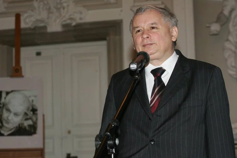 W obronie prezesa politycy PiS posługują się argumentami dotyczącymi jego wyglądu i ubioru