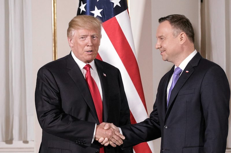 "Foreign Policy" pisze, że Andrzej Duda "sprawnie masuje ego Donalda Trumpa".