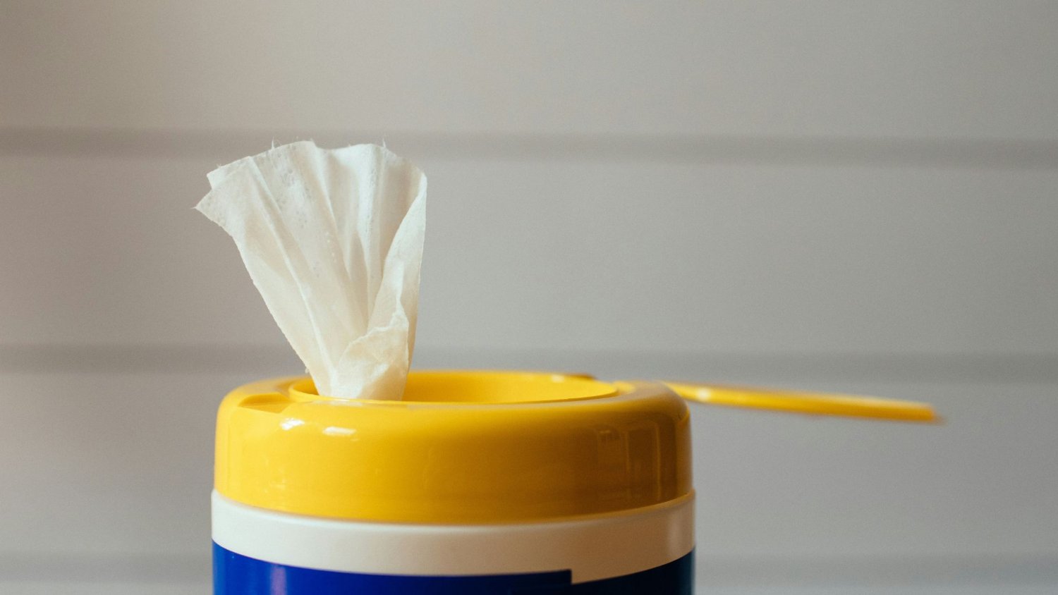 GIS pilnie wycofuje chusteczki dla dzieci. Rodzice powinni sprawdzić zapasy