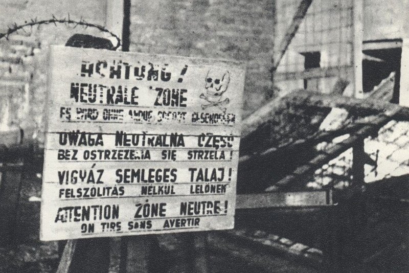 Tablica z ostrzegawczymi napisami w czterech językach.