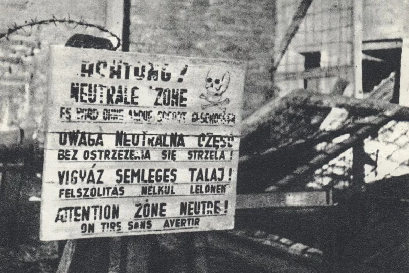 Tablica z ostrzegawczymi napisami w czterech językach.