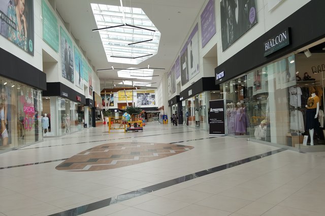 Wejście główne Modo – półki pełne i tylko dwoje klientów.