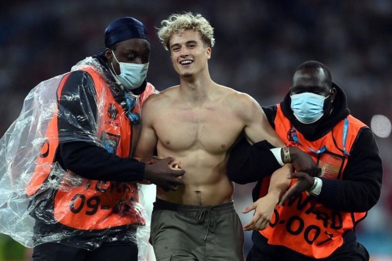 Wbiegł na boisko podczas finału Euro 2020. Kim jest celebryta Adam Harison?