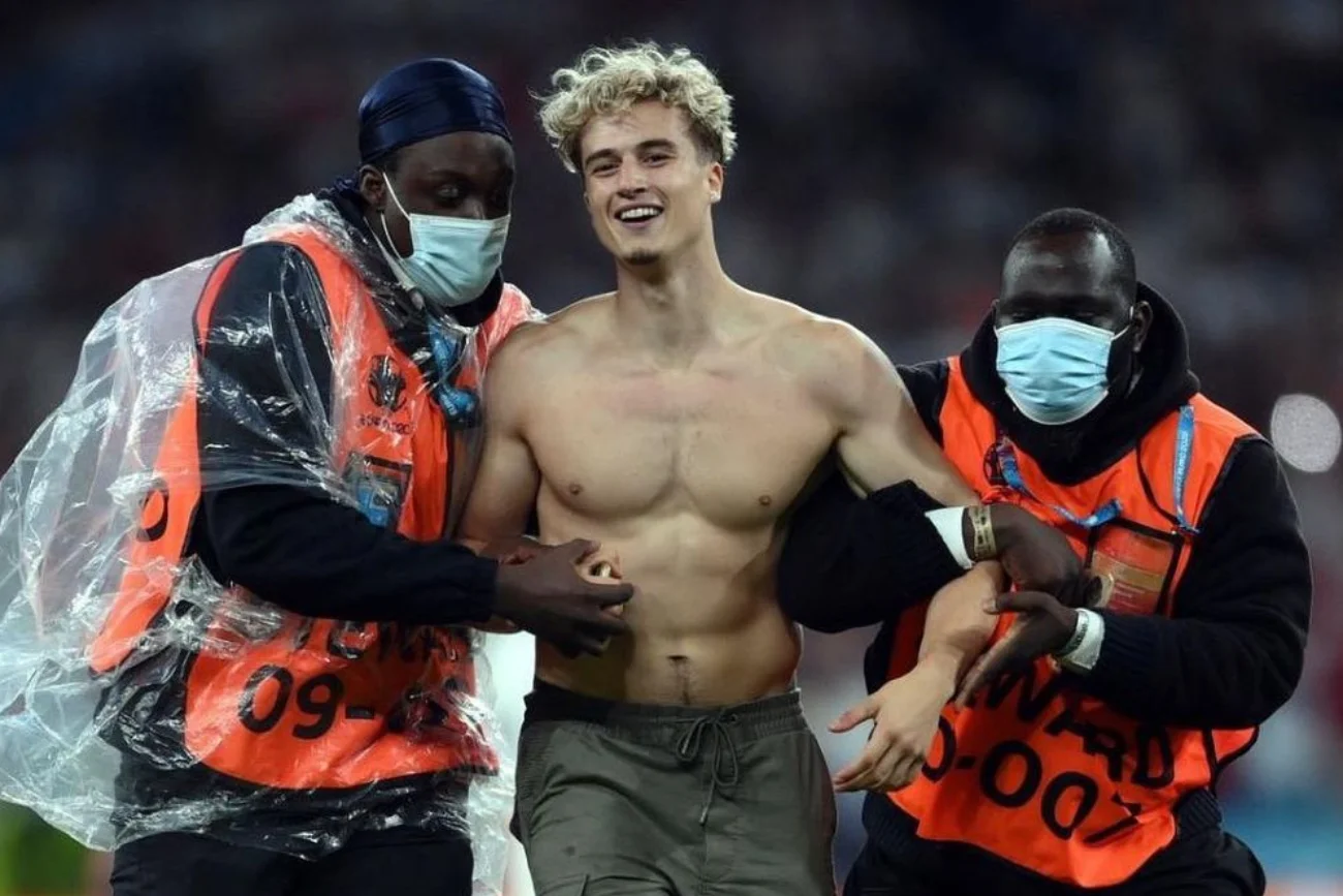 Wbiegł na boisko podczas finału Euro 2020. Kim jest celebryta Adam Harison?