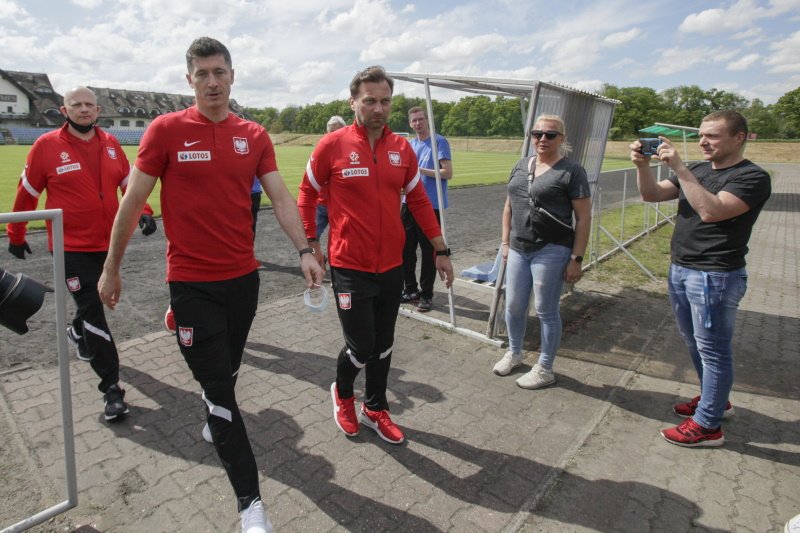 Robert Lewandowski i członkowie sztabu kadry w drodze na konferencję prasową w Opalenicy