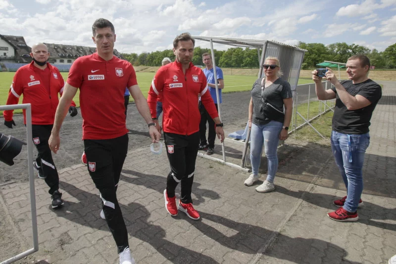 Robert Lewandowski i członkowie sztabu kadry w drodze na konferencję prasową w Opalenicy