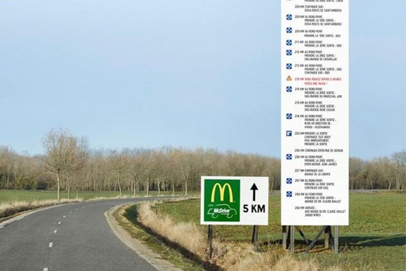 Drogowskaz, który rozpętał kolejną wojnę reklamową między siecią McDonald's i Burger King