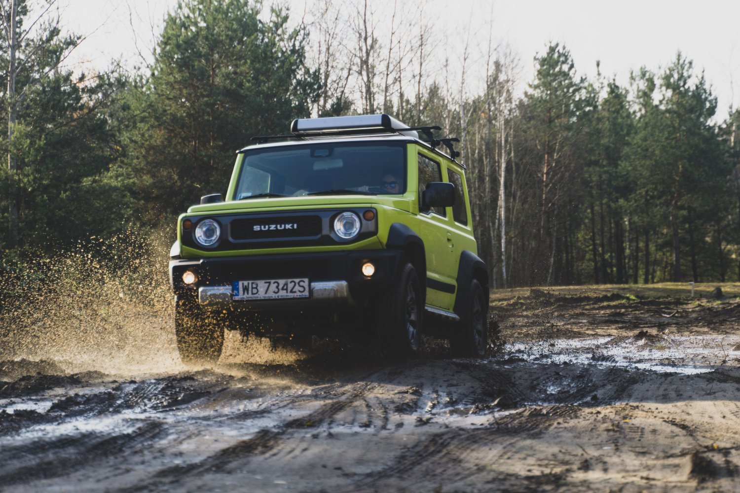 Suzuki Jimny radzi sobie doskonale w terenie... i to wystarczy.