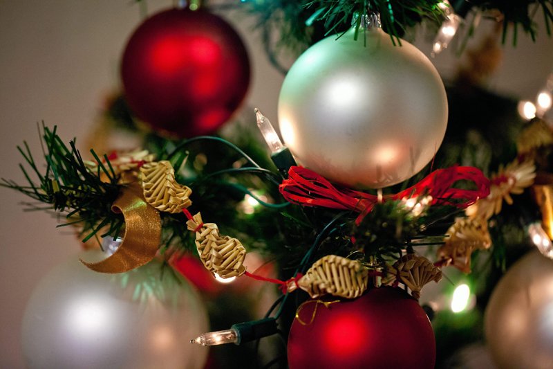 Zgodnie z tradycją choinkę można dekorować najwcześniej na tydzień przed Wigilią, a stać powinna do święta Trzech Króli.