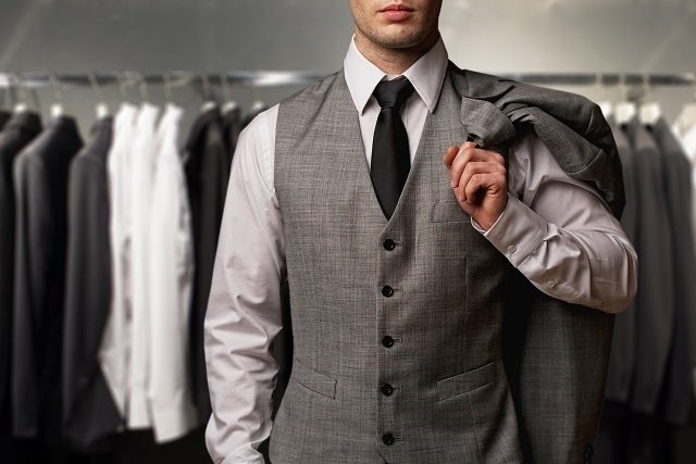 Pierwszy poważny garnitur to nie lada przeżycie.