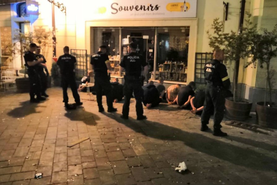 Trzech pseudokibiców z Polski zostało skazanych na sześć miesięcy więzienia po burdach w stolicy Słowacji Bratysławie.